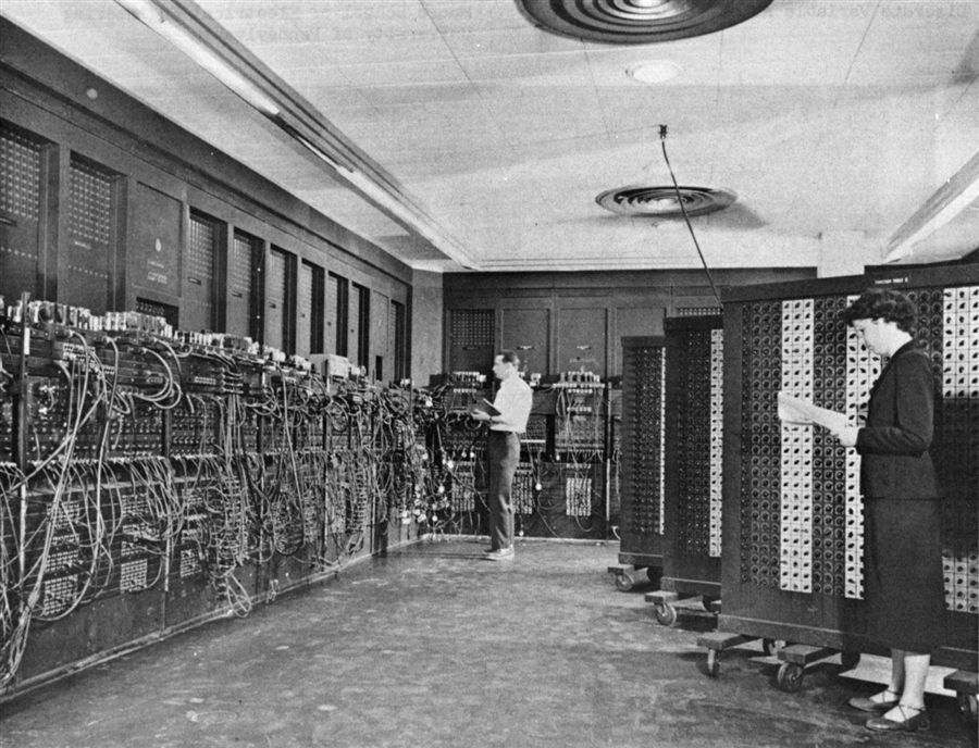 에니악(ENIAC) — 1940년대 개발된 초기 전자식 컴퓨터